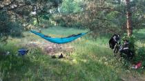 Hamak survival używany na terenowej wyprawie rowerowej
