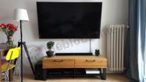 Kącik telewizyjny z industrialną szafką rtv