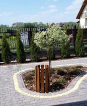 Kosz na śmieci drewniany ustawiony przy rabacie