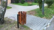 Kosz na śmieci parkowy z wyjmowanym wkładem wykończony drewnem