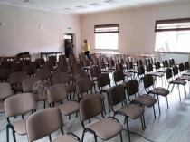 Krzesła konferencyjne brązowe w dużej auli