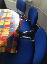 Krzesła konferencyjne ISO Chrome przy okrągłym stole