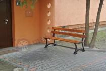 Ławka ogrodowa drewniana na żeliwnym stelażu z oparciem