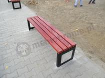 Ławka parkowa stalowa przymocowana wkrętami do chodnika