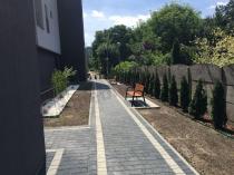 Ławki drewniane na rurach stalowych pod blokiem