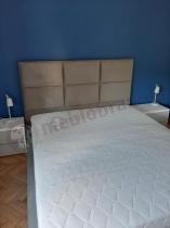 Łóżko sypialniane 160x200 na tle granatowej ściany