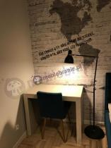 Mały, biały stół rozkładany w klimatycznym pokoju