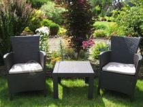 Meble ogrodowe balkonowe Rosario Balcony Set pośród kwiatów