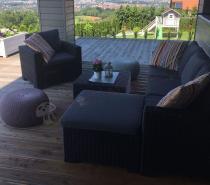 Meble Rattan Style California z dwoma pufami Knit na tarasie