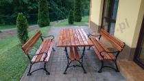 Meble żeliwne drewniane zmoczone przez letnią burzę