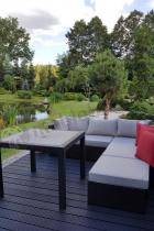 Melody Quartet kwadratowy stół ogrodowy w eleganckim ogrodzie