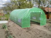 Metalowy tunel foliowy ogrodniczy na działce uprawnej