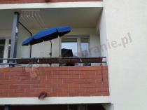 Niebieski parasol ogrodowy używany na balkonie