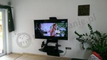 Obrotowy wieszak na telewizor w salonie