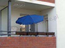 Parasol ogrodowy ustawiony na balkonie w bloku