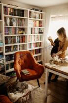 Pikowany, welurowy fotel przy biblioteczce