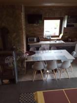 Rozkładany biały stół z 6 krzesłami w kuchni z salonem