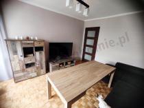 Rozkładany stół w aslonie z narożnikiem