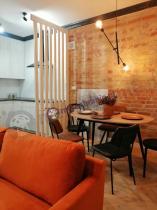 Salon w stylu retro z małym stołem na czarnych nogach