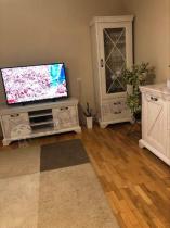 Salon z meblami w stylu prowansalskim