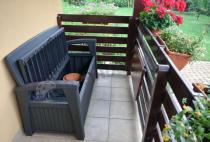 Siedzisko ze schowkiem Keter Patio na niedużym balkonie