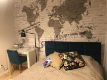 Składany biały stół w nowoczesnej sypialni