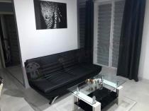 Skórzana sofa rozkładana w nowoczesnnym salonie