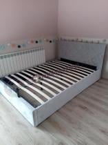 Solidne szare łóżko 140x200 w pokoju nastoletniej dziewczyn-ki