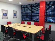 Stół na konferencje dla 10 osób Rumba w kolorze jasny buk z blatem o grubości 25mm