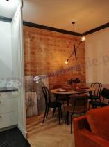 Stylowy salon z czarnymi krzesłami i stołem rozkładanym