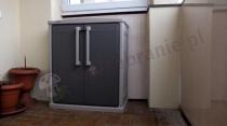 Szafka plastikowa na balkon używana na zabudowanym tarasie 