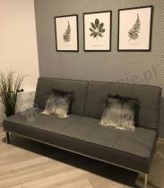 Szara sofa w nowocesnym pokoju z obrazami