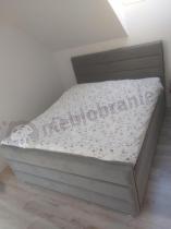 Szare łóżko tapicerowane 160x200 na poddaszu