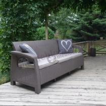 Trzyosobowa sofa do ogrodu w jasnym, kawowym kolorze Corfu Curver