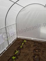 Tunele foliowe z rurek metalowych z białą siatką wzmacniającą