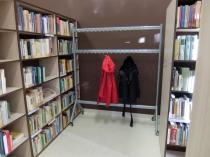 Wieszak na kółkach w bibliotece