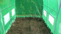Wnętrze tunelu foliowego z metalowych rurek 3x2 m