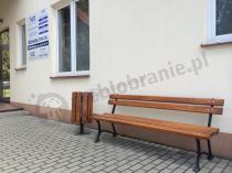 Wygodna ławka ogrodowa 180 cm i elegancki kosz przed budynkiem NFZ