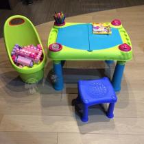 Zestaw do zabawy taczka ogrodowa Kiddies Go i stolik edukacyjny Creative Play Table