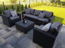 Zestaw ogrodowy California 3 Seater grafitowy w zielonym ogrodzie
