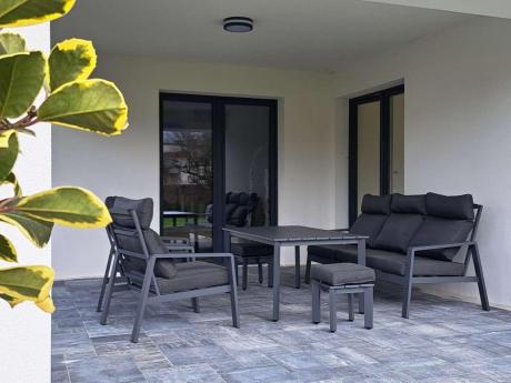 Aluminiowy zestaw ogrodowy z wysokim stołem, sofą 202cm, fotelami i pufami Renalo Dining Grafitowy