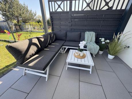 Biały nowoczesny narożnik ogrodowy na mały taras Soletto