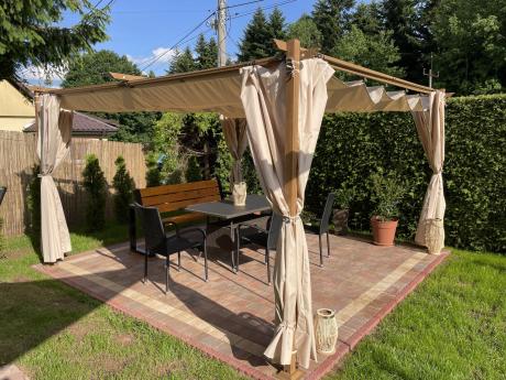 Drewnopodobna pergola ogrodowa 4x4 Niro z zasłonami - Cream Wood