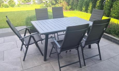 Meble ogrodowe Kantara z jasnoszarym rozkładanym stołem 241cm i 8 składanymi krzesłami grafitowymi