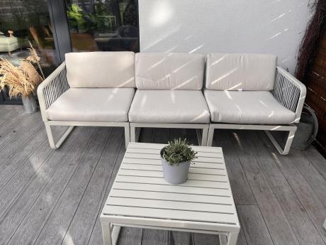 Modułowa jasno szara nowoczesna sofa na taras Nort