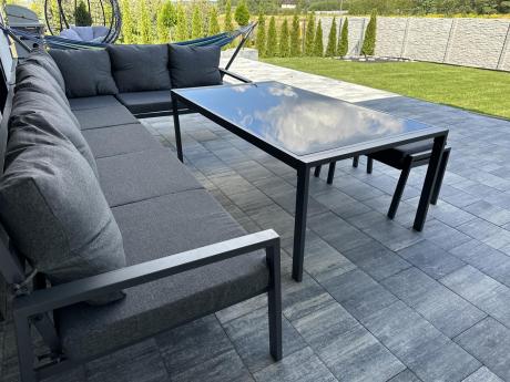 Narożnik na taras na metalowym stelażu ze stołem 160cm i pufami - Sodor Corner XXL - Dark Grey