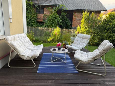 Nowoczesne meble na mały taras z sofą loveseat i stolikiem dla 4 osób - Aurea Cream