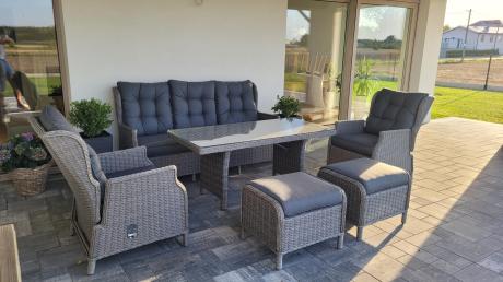 Szare meble technorattanowe na taras z regulowanymi fotelami Laritto Dining + pufy - Grey