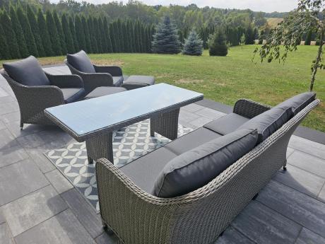 Szary zestaw mebli ogrodowych - sofa, fotele, pufy i wysoki stół - Novici Dining