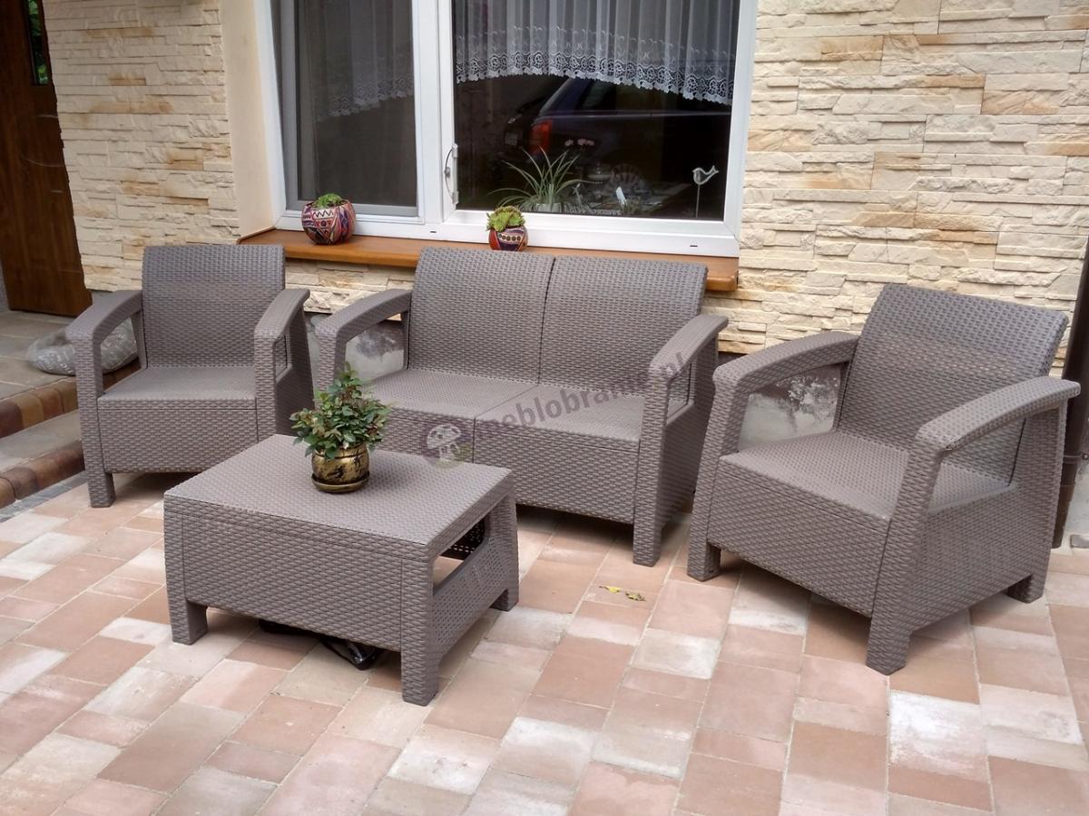 Zestaw Corfu Set Keter Curver Cappuccino na jasnym tarasie Aranżacje